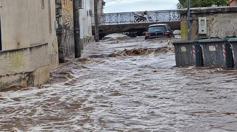 ΒΙΝΤΕΟ-Λέσβος: Υπερχείλισε ποτάμι στην Σκάλα, αυτοκίνητο παρασύρθηκε από τα νερά
