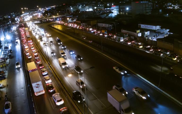 Θεσσαλονίκη: Φορτηγό συγκρούστηκε με αυτοκίνητο – Προβλήματα στην κυκλοφορία