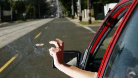 Πρόστιμο 1.312 ευρώ σε οδηγό που πέταξε αναμμένο τσιγάρο από το παράθυρο του αυτοκινήτου