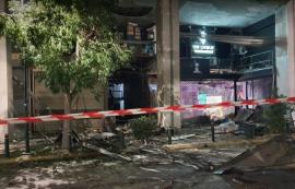 Πειραιάς: Μεγάλες υλικές ζημιές από την ισχυρή έκρηξη σε κτήριο με γραφεία και καταστήματα, δημιουργήθηκε κρατήρας