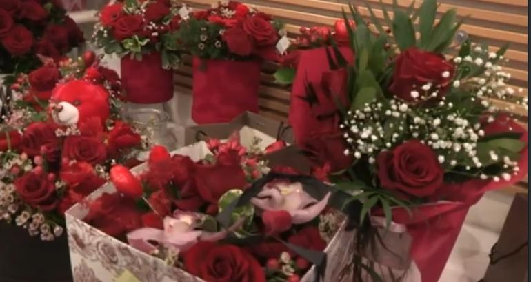 «Πυρετός» στα ανθοπωλεία για την Ημέρα του Αγίου Βαλεντίνου: Πού κυμαίνονται οι τιμές, τι προτιμούν οι καταναλωτές