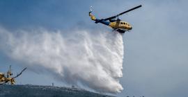 Φωτιά στο Νεοχώρι Πηλίου, σηκώθηκαν ενάερια μέσα