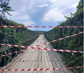 Θεσσαλονίκη: Έγειρε ξύλινη γέφυρα στο ύψος του Λουδία - Διεκόπη η κυκλοφορία