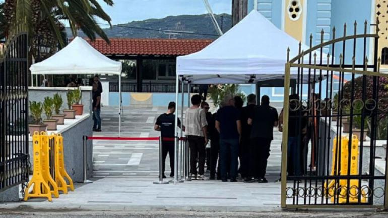 Με ανιχνευτή μετάλλων η είσοδος στην εκκλησία για την κηδεία της Ευαγγελίας Φραγκιαδάκη - Αστυνομία παντού και έρευνες με σκύλους