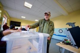 Βουλγαρία: Άνοιξαν οι κάλπες – Φαβορί ο πρώην πρόεδρος, Ρούμεν Ράντεφ