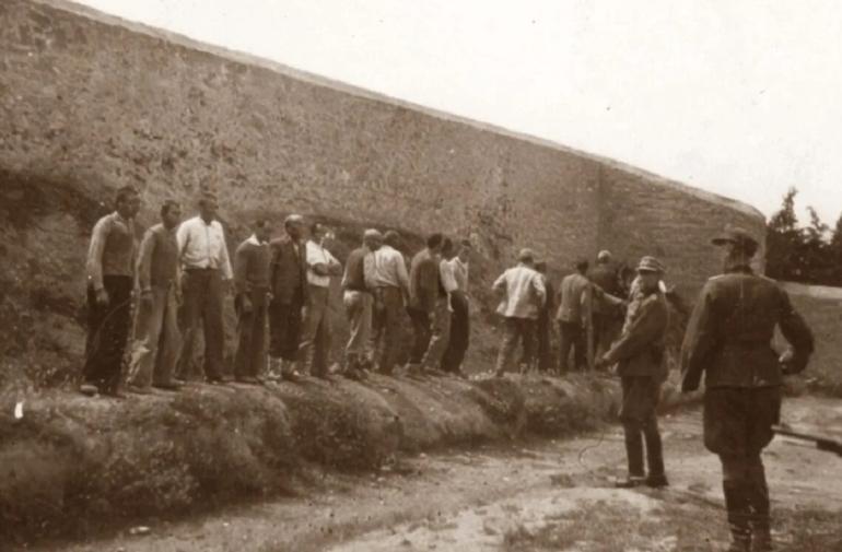 Καισαριανή: Στη Γάνδη σήμερα εμπειρογνώμονες για τις φωτογραφίες από τις μαζικές εκτελέσεις