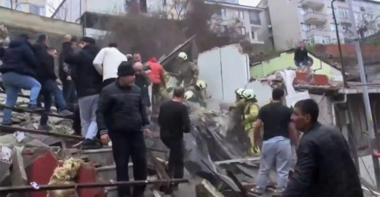 Δύο τα κτήρια που κατέρρευσαν στην Κωνσταντινούπολη – Σε εξέλιξη επιχείρηση στα ερείπια, άγνωστος ο αριθμός εγκλωβισμένων