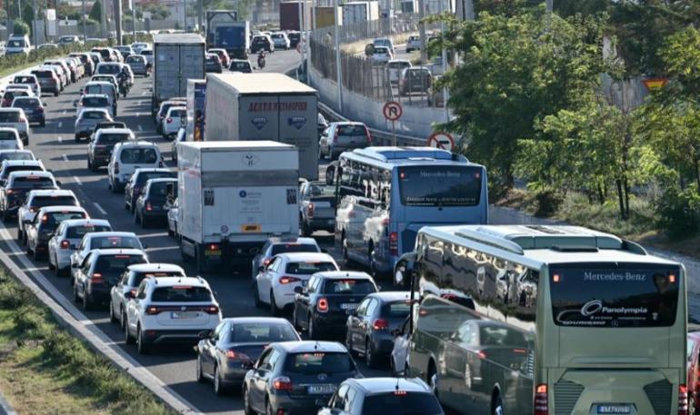 Θεσσαλονίκη: Μεγάλο μποτιλιάρισμα στον περιφερειακό μετά από σύγκρουση δύο Ι.Χ.