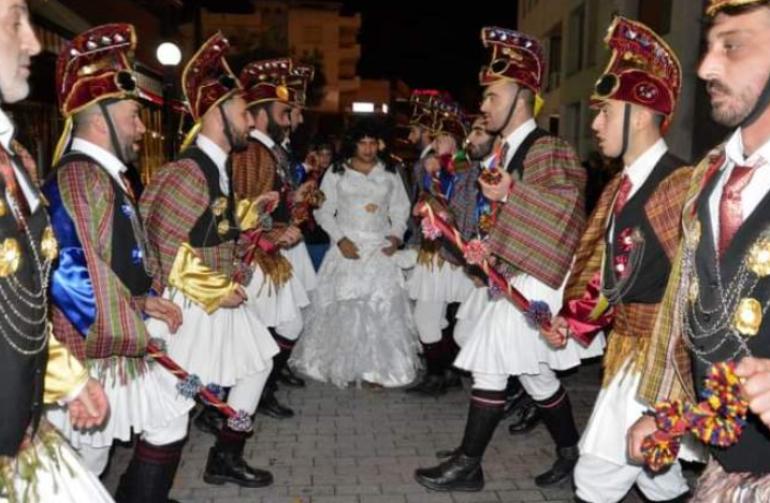 Θεσσαλονίκη: Το έθιμο των Μωμόγερων στους κεντρικούς δρόμους του Ευόσμου