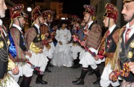 Θεσσαλονίκη: Το έθιμο των Μωμόγερων στους κεντρικούς δρόμους του Ευόσμου