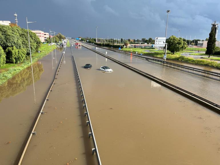 Απίστευτες εικόνες από Βαρκελώνη - Πλημμύρισαν δρόμοι και αεροδρόμιο (VIDEO)