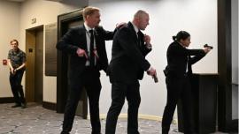 Συναγερμός στην Ουάσινγκτον: Απομακρύνθηκε από δείπνο ο Τραμπ μετά από πυροβολισμούς, συνελήφθη ο δράστης