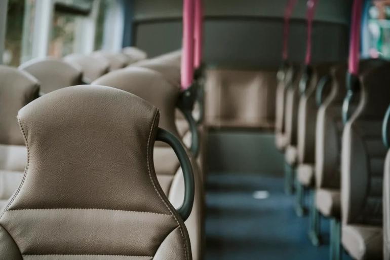 Θεσσαλονίκη: Χειροπέδες στον οδηγό και τη συνοδό που ξέχασαν ανήλικη ΑΜΕΑ μέσα σε λεωφορείο επί δύο ώρες