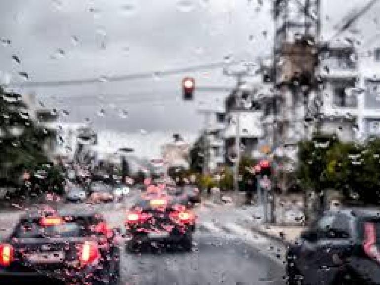 Καιρός: Φθινοπωρινή Πρωτομαγιά με βροχές, πτώση θερμοκρασίας έως 13°C και ισχυρούς βοριάδες