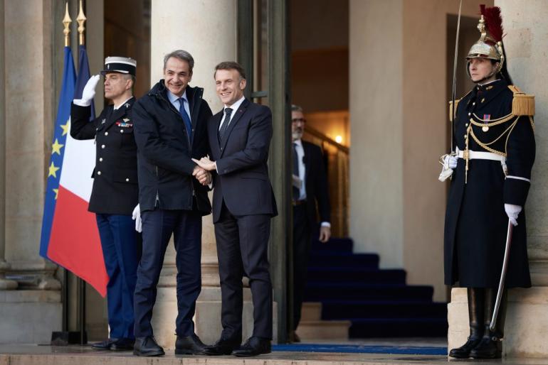 Έκτακτη συνάντηση Μητσοτάκη με Μακρόν σήμερα στην Κύπρο