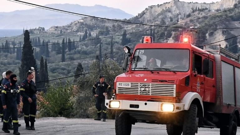 Χωρίς ενεργό μέτωπο η πυρκαγιά στο Ξυλόκαστρο - Μάχη με τις διάσπαρτες εστίες