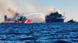 Συνεχίζεται η μάχη με τις φλόγες στο πλοίο που έπιασε φωτιά πάνω από τη Μύκονο, παραμένει ανοικτά της Τήνου