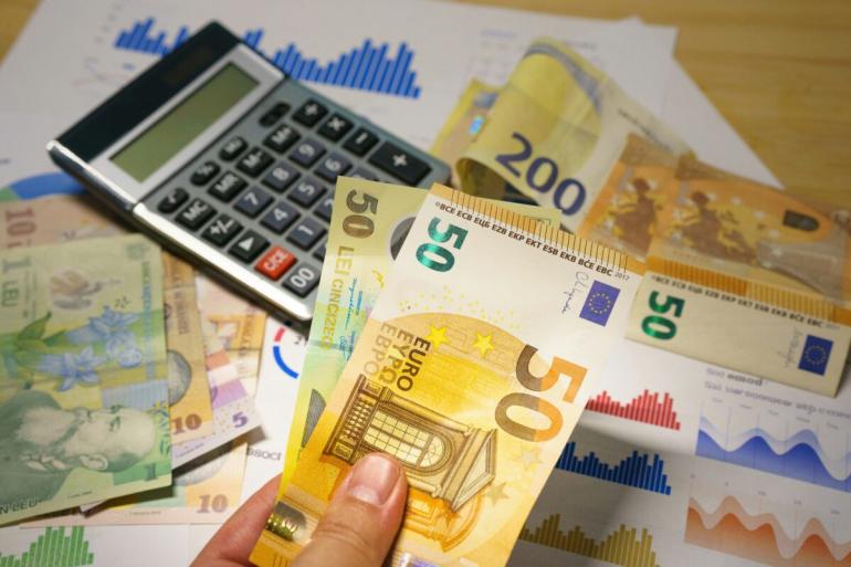 Εβδομάδα αυξήσεων στους μισθούς περίπου 1 εκατ. εργαζόμενων – Οι φόροι που μειώνονται με παραδείγματα