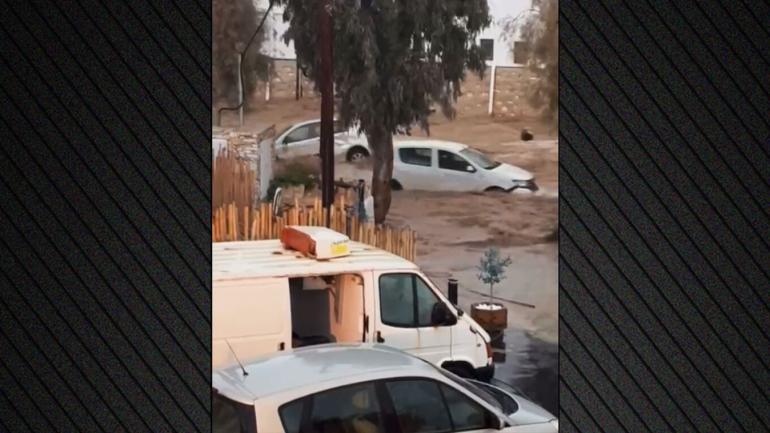 Χτυπά τις Κυκλάδες η κακοκαιρία: Ορμητικοί χείμαρροι οι δρόμοι στην Πάρο, μήνυμα του 112 για απαγόρευση κυκλοφορίας των οχημάτων