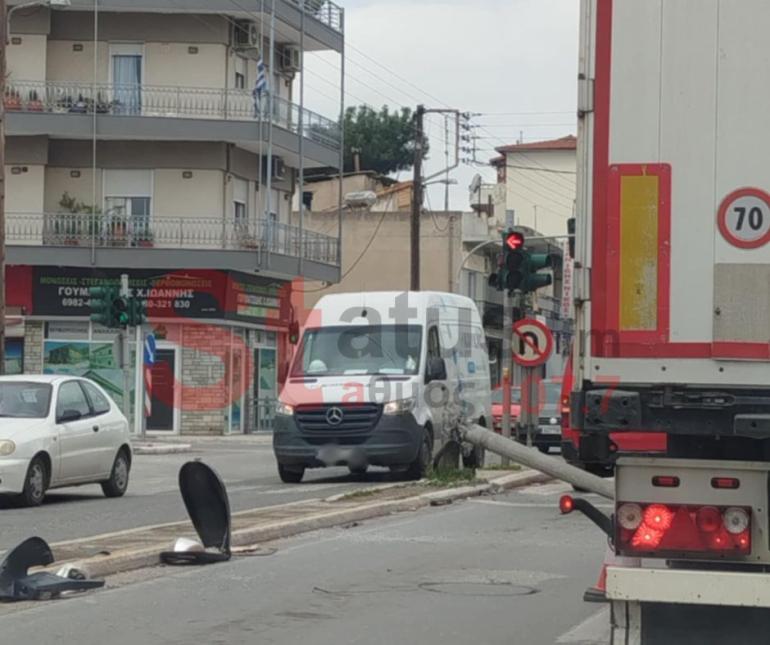 Θεσσαλονίκη: Κολόνα έπεσε σε κεντρικό δρόμο (VIDEO)