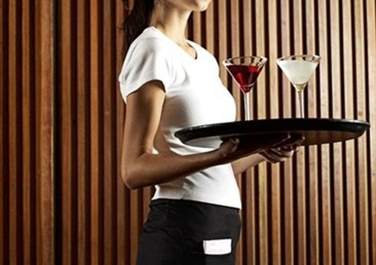 Θεσσαλονίκη: Επαίτης προσπάθησε να φιλήσει σερβιτόρα και χτύπησε πελάτισσα – “Την έφτυσε και της έριξε μπουνιά”