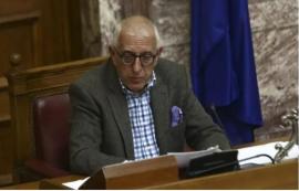 Βουλή: Παραδόθηκε στον Κακλαμάνη το πόρισμα της Εξεταστικής για τον ΟΠΕΚΕΠΕ