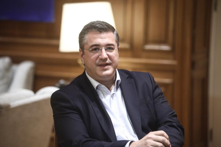 Τζιτζικώστας: Οι αεροπορικές εταιρείες πρέπει να αποζημιώνουν επιβάτες για ακυρώσεις λόγω των καυσίμων