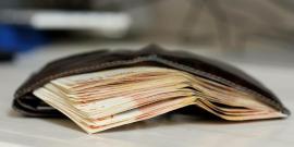 Επιχειρηματίας βρήκε και παρέδωσε τσαντάκι με 7.000 ευρώ – Πώς έφθασε στον εντοπισμό του κατόχου του