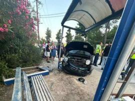 Χαλκιδική: ΙΧ έπεσε σε στάση λεωφορείου - Χωρίς δίπλωμα και υπό την επήρεια αλκοόλ ο 19χρονος οδηγός