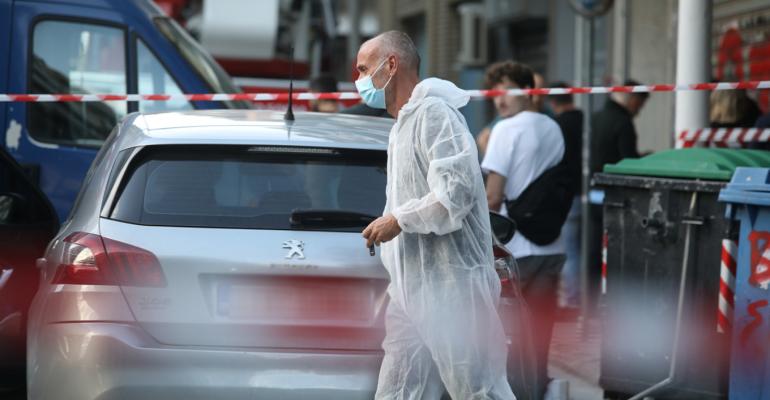 Από εκρηκτικό μηχανισμό με πυροκροτητή η έκρηξη στον Κολωνό: Η λευκή σακούλα και το τηλεφώνημα του διαχειριστή στην αστυνομία