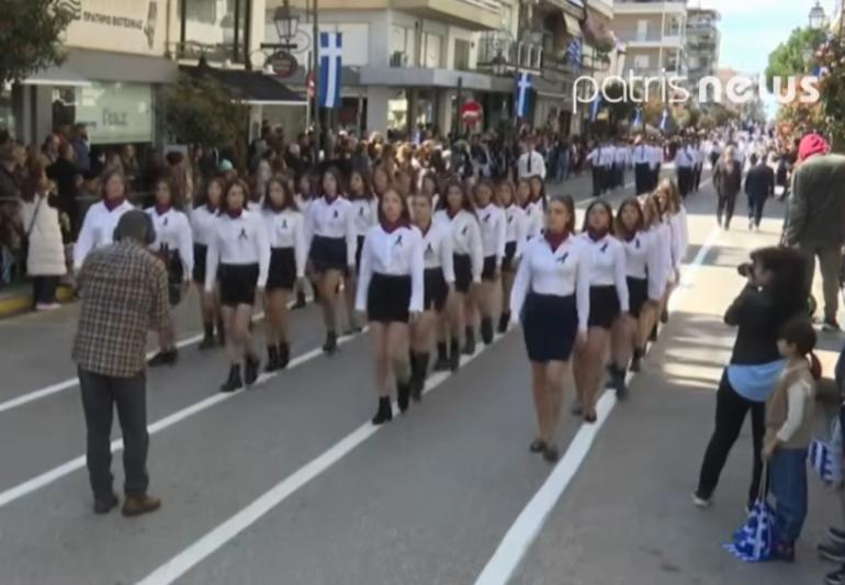 Πύργος: Μαθητές παρέλασαν με μαύρες κορδέλες για τον συμμαθητή τους που σκοτώθηκε πέφτοντας από μπαλκόνι – Βίντεο