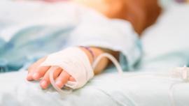 Τι λέει η μητέρα για τον άγριο ξυλοδαρμό του 4χρονου: «Το σήκωσε ψηλά και το έσκασε κάτω με δύναμη»