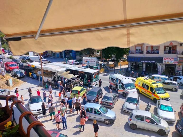 ΤΩΡΑ-Ηλεκτρικό λεωφορείο έπεσε σε στάση στη Νεάπολη Θεσσαλονίκης, τέσσερις τραυματίες