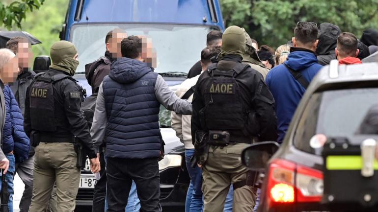 Σε εξέλιξη οι απολογίες των συλληφθέντων για το «Χωριάτικο»: Τρεις προφυλακίσεις, το απόγευμα στην ανακρίτρια ο Γιαννακόπουλος