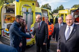 Παράδοση 10 νέων ασθενοφόρων στο ΕΚΑΒ – Μικτή Επιτροπή των Υπουργείων Οικονομικών και Υγείας για τα οικονομικά της Υγείας