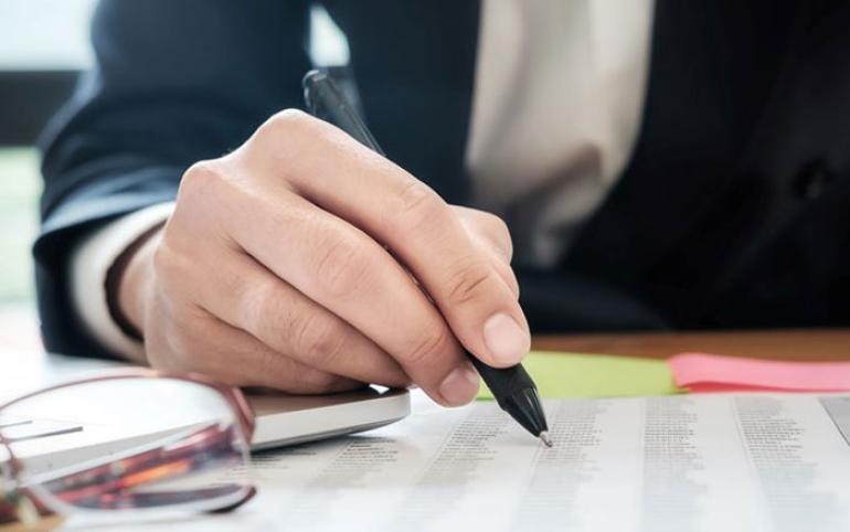 Ελεύθεροι επαγγελματίες: Τι αλλάζει στη φορολόγηση από το νέο έτος, τα τρία επίπεδα ελέγχου και η μάχη κατά της φοροδιαφυγής