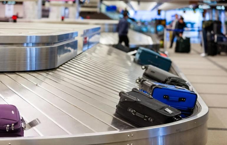 Γιατί αργούν να βγουν οι αποσκευές στα αεροδρόμια  - Πώς να βγει η δική σας πρώτη