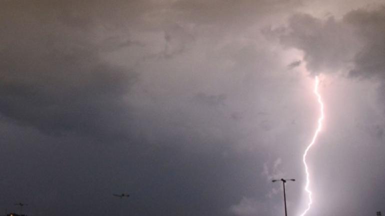 Πού προβλέπονται ισχυρές βροχές και καταιγίδες σήμερα