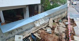 Άλιμος: Κατέρρευσε μάντρα πολυκατοικίας από την έντονη κακοκαιρία, παρασύρθηκαν και αυτοκίνητα