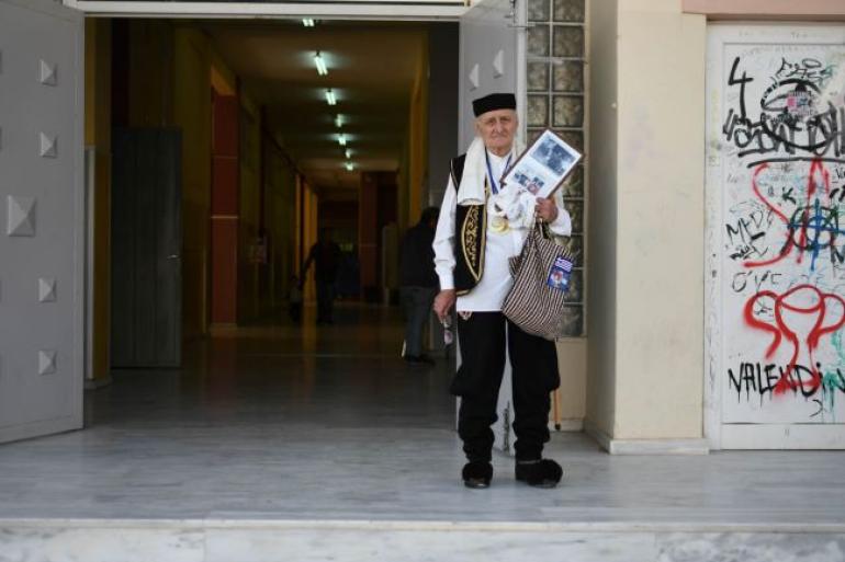 Λάρισα: Πήγε στην κάλπη με τη γκλίτσα και τα τσαρούχια (βίντεο + φωτό)