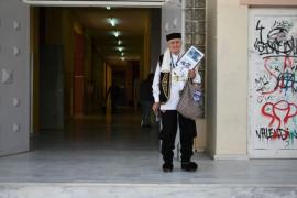 Λάρισα: Πήγε στην κάλπη με τη γκλίτσα και τα τσαρούχια (βίντεο + φωτό)