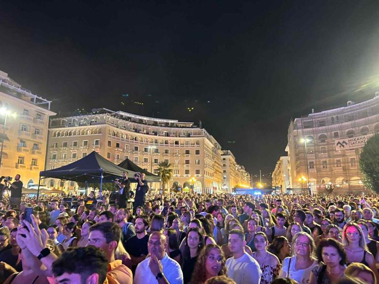 Θεσσαλονίκη: Κότσιρας και Μποφίλιου επί σκηνής στην Αριστοτέλους σε μεγάλη-συναυλία αφιέρωμα στον Θάνο Μικρούτσικο