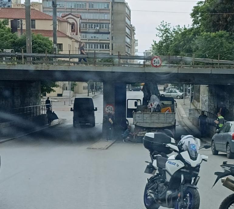 Θεσσαλονίκη: Φορτηγό...σφήνωσε στη γέφυρα των Αγίων Πάντων (ΦΩΤΟ)