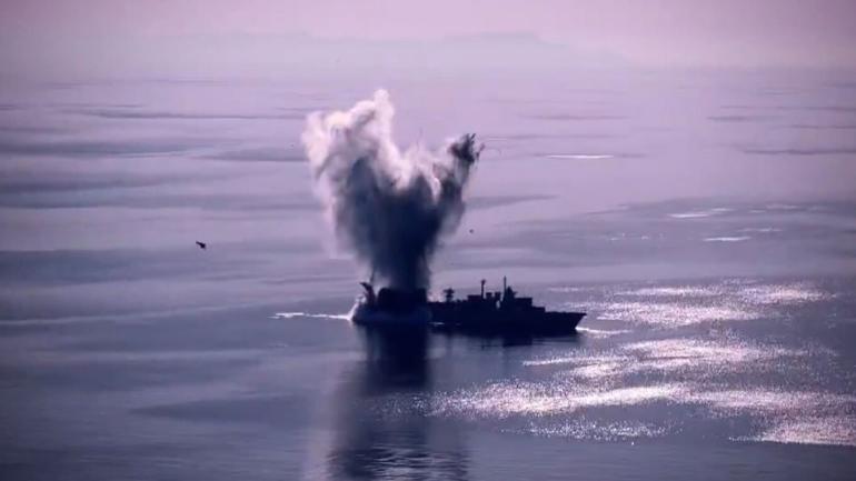 Εντυπωσιακό βίντεο: Το Πολεμικό Ναυτικό βύθισε παροπλισμένη φρεγάτα στο Αιγαίο για πρώτη φορά