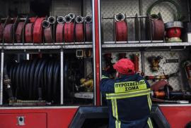 Στις φλόγες δύο αυτοκίνητα σε πυλωτή πολυκατοικίας στη Θεσσαλονίκη