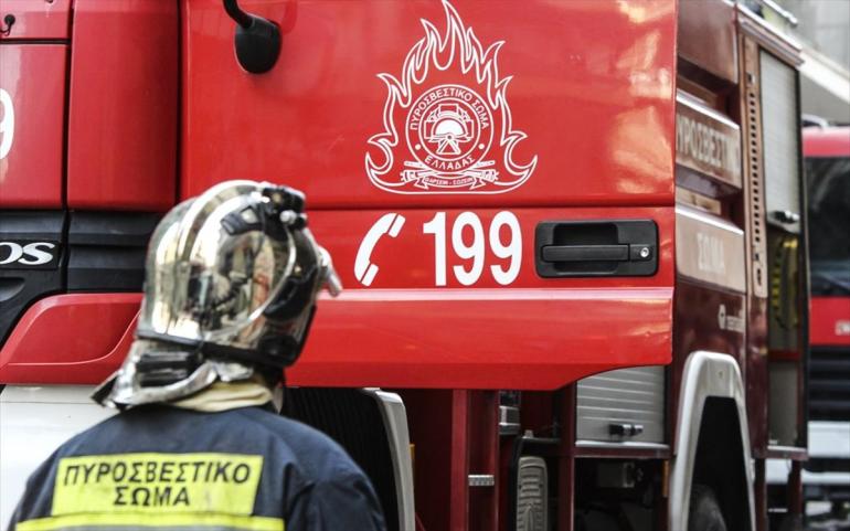 Θεσσαλονίκη: Φωτιά σε τρεις βάρκες στην Καλαμαριά