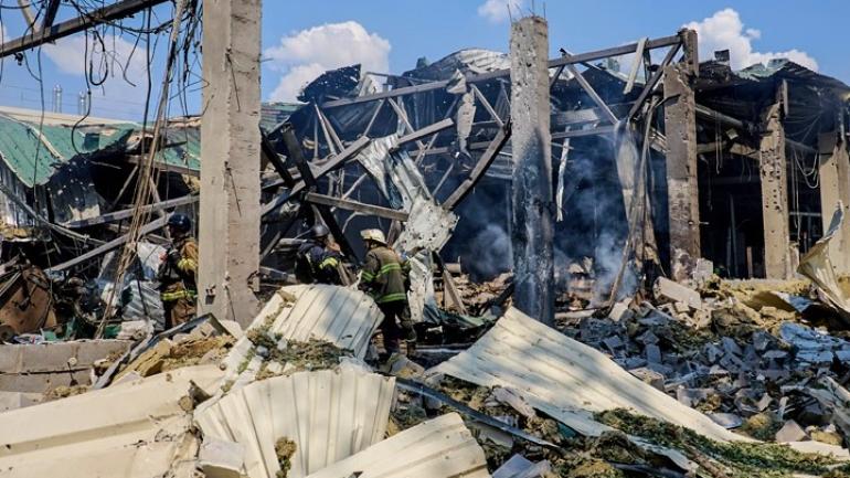Έξι νεκροί σε βομβαρδισμούς της Ρωσίας σε δύο περιφέρειες της Ουκρανίας