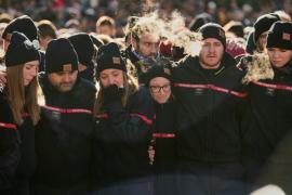 Κραν Μοντανά: Ταυτοποιήθηκε θύμα ηλικίας 14 ετών – Θρηνούν πλάι στους συγγενείς των θυμάτων πυροσβέστες