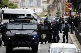 Γαλλία: Συνελλήφθη ο άντρας που απειλούσε να ανατιναχθεί στο ιρανικό προξενείο στο Παρίσι (VIDEO)