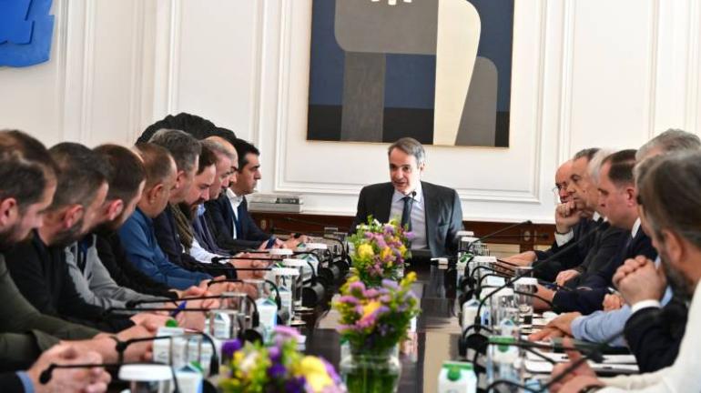 Σε εξέλιξη η συνάντηση του Κυριάκου Μητσοτάκη με εκπροσώπους κτηνοτρόφων στο Μαξίμου